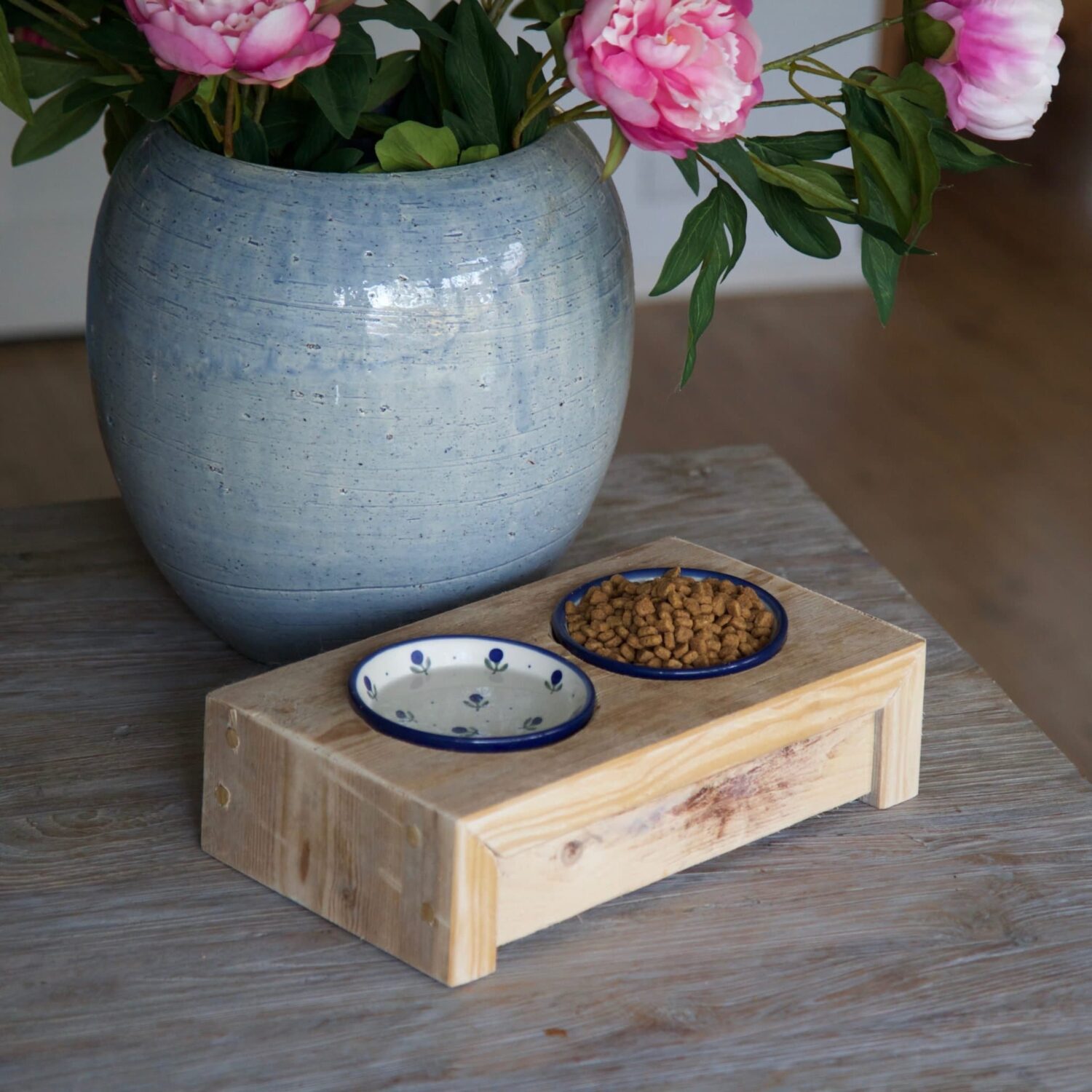 Voerbakken voor katten van steigerhout